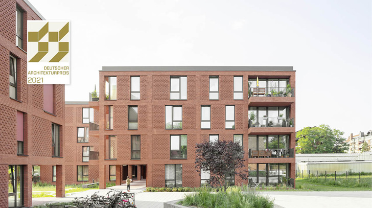 Die vier kubischen Ziegelbauten sind frei im Raum zwischen dem Gebäude-bestand platziert und so nah aneinander-gerückt, dass drei von ihnen zum Teil miteinander verschmelzen.