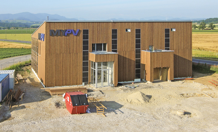 Das neue Betriebsgebäude von my-PV ist noch im Bau. Fertig ist bereits die künftig mit Solarstrom gespeiste Bauteilaktivierung. - © Bild: my-PV
