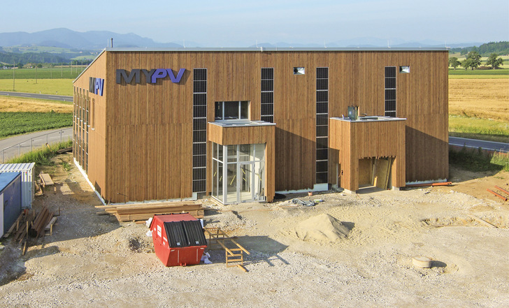Das neue Betriebsgebäude von my-PV ist noch im Bau. Fertig ist bereits die künftig mit Solarstrom gespeiste Bauteilaktivierung.