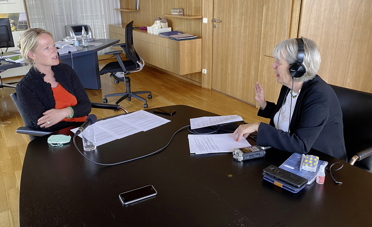GEB-Chefredaktuerin Pia Grund-Ludwig (rechts) trifft Umweltministerin Thekla Walker zum Gespräch.