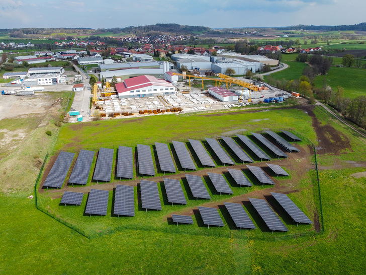 Dennert betreibt die Produktion seiner Betonfertigteile mit Strom aus der eigenen Photovoltaikanlage. - © Dennert
