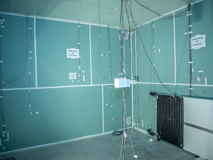 Untersuchungen in einer Klimakammer des Fraunhofer IBP zeigen: Wärmepumpen mit Kühlfunktion könnten in Bestandsgebäuden eine Alternative zu teuren Klimageräten sein. - © Fraunhofer IBP
