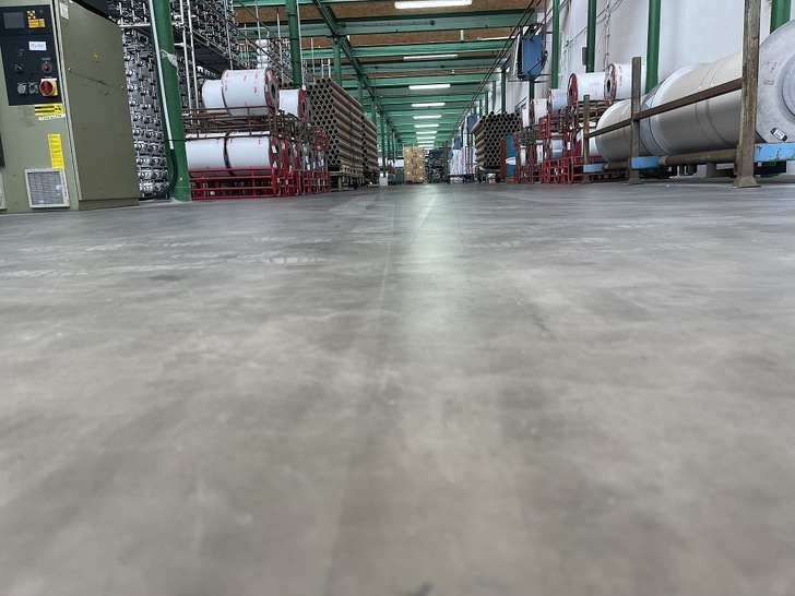 Ein mit Carbonbeton sanierte Hallenboden bei der HITEX GmbH - © HITEX GmbH
