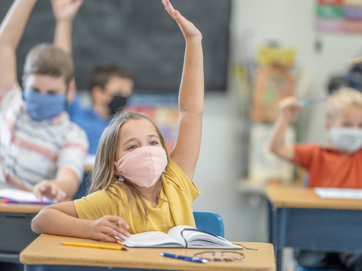 Ein Wissenschaftsteam hat die Corona-Infektionsgefahr in Klassenzimmern untersucht. - © Getty Images / FatCamera
