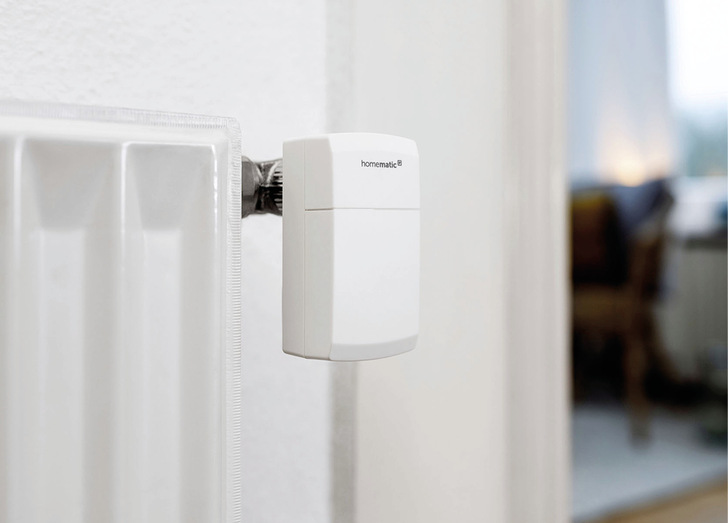 Das smarte Thermostat eTRV-C-2 lässt sich ohne Werkzeug an einem Heizkörper anbringen. - © Bild: Homematic IP, Harry Köster
