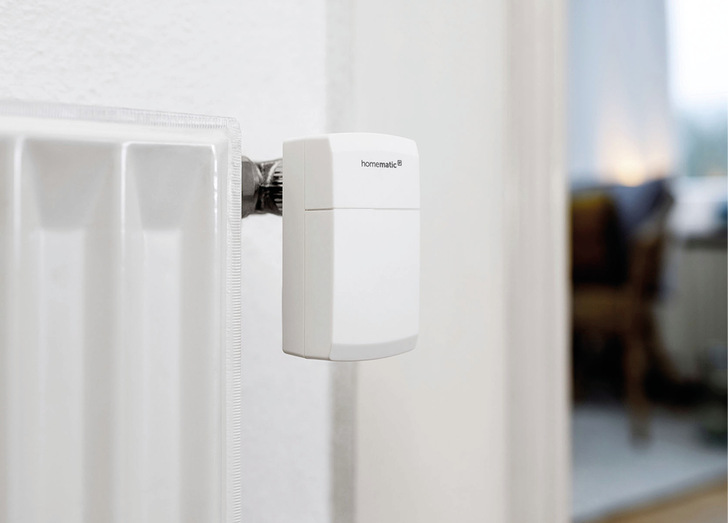 Das smarte Thermostat eTRV-C-2 lässt sich ohne Werkzeug an einem Heizkörper anbringen.