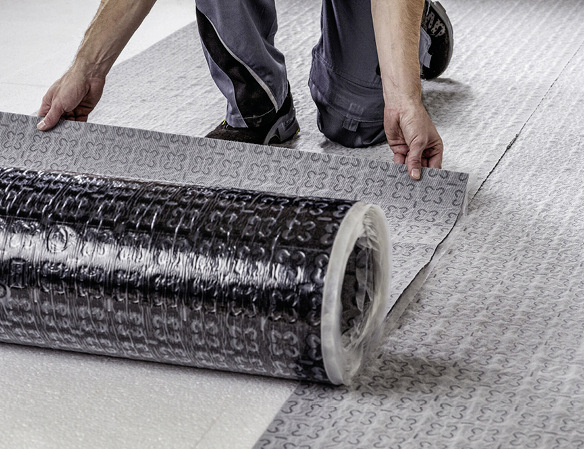 Die Klettmatten für das Flächenheizungssystem Rautherm Speed lassen sich ausrollen.
