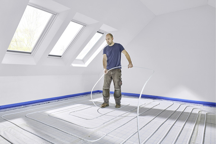 Das Klettsystem Uponor Klett Silent lässt sich von einer Person verlegen. - © Bild: Uponor
