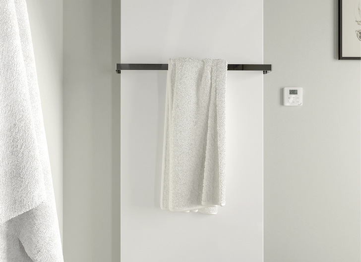 Über ein separates, batteriebetriebenes Funksteuergerät lässt sich der Badheizkörper Fina Lean Bar regeln.