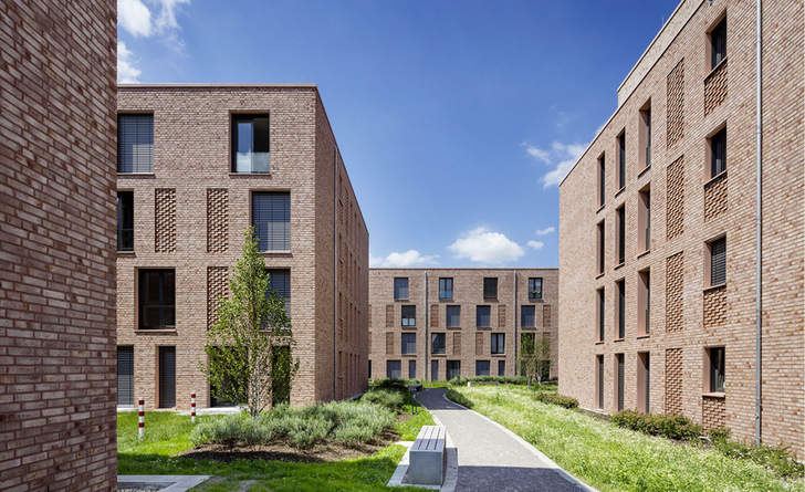 Durch die Variation der Fassadenöffnungen und Reliefs entsteht eine optische Vielfalt in dem kompakten Gefüge der Gebäude. 