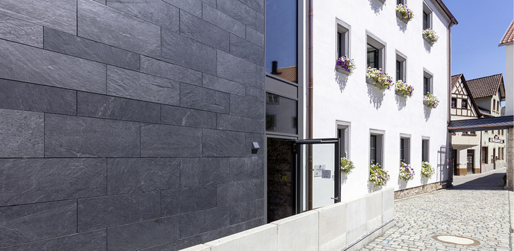 Die Symmetrische Deckung ist unsichtbar mit Hinterschnittankern befestigt. 