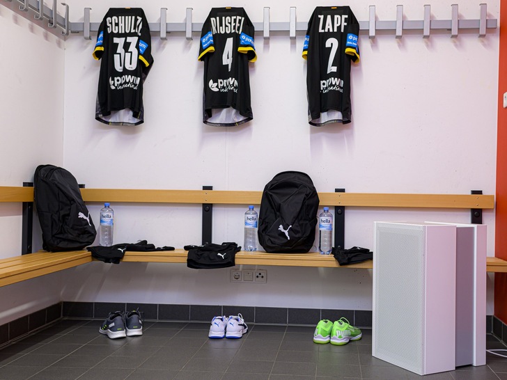 Mobile Luftreiniger lassen sich flexibel einsetzen, zum Beispiel in einem Umkleideraum.