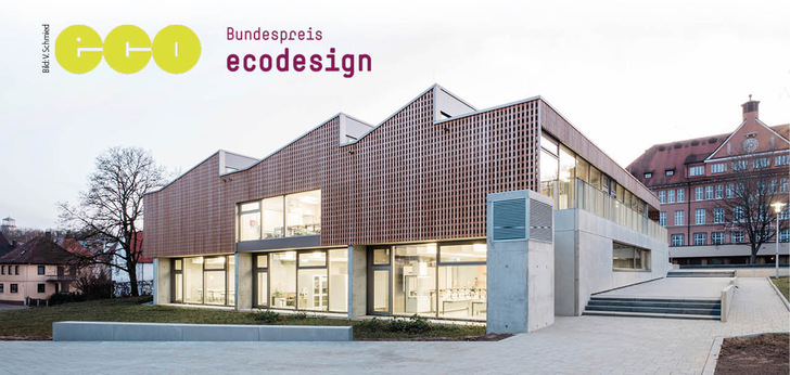 1   Für den EcoDesign-Preis nominiert, weil der Null-Energie--Fachklassentrakt einen Gegenentwurf zur anhaltenden Technisierung bei den Gebäuden darstellt.