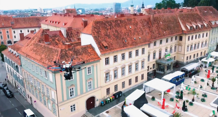 Eine Drohne sammelt Klimadaten über dem Platz „Am Eisernen Tor“ in Graz. - © Bild: AEE INTEC
