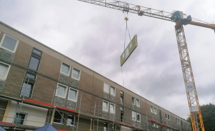 Die Elemente der Fassade entstehen in einer Produktionshalle und kommen fertig und passend auf die Baustelle. - © Bild: Energiesprong
