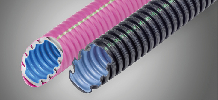Bei den co2ntrol Kunststoffwellrohre handelt sich nach Firmenangaben um die ersten mit einer Ökobilanz. In sie lassen sich Daten- und Energiekabel für E-Mobil-Ladepunkte einziehen.
