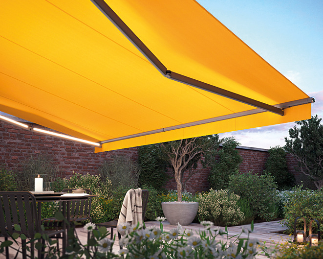 Vier Markisenmodelle von Markilux sind mit einem neuen Akzentlicht in den Gelenkarmen ­ausgestattet. Es sorgt am Abend für gemütliche Atmosphäre auf Balkon und Terrasse. 