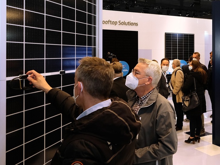 Neue Solarmodule gab es zu begutachten bei The smarter E Europe Restart 2021. - © Solar Promotion
