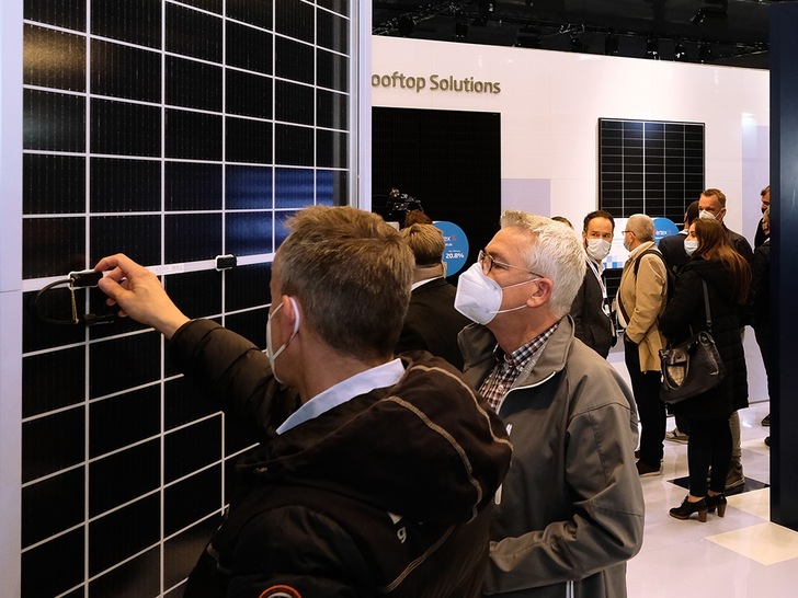 Neue Solarmodule gab es zu begutachten bei The smarter E Europe Restart 2021.