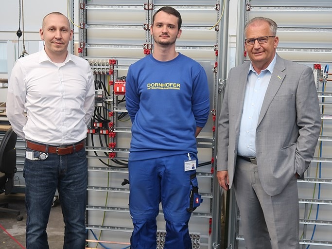 Tim Hütter (Mitte) lernt beim Automatisierungsspezialisten Dornhöfer den neuen Beruf des Elektronikers für Gebäudesystemintegration. Ausbildungskoordinator Christian Wurm (links) und Geschäftsführer Reimund Niederhöfer stehen ihm zur Seite. - © ZVEH
