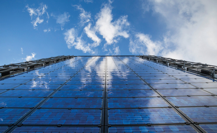 Vorgehängte und gedämmte Solarfassaden sind effiziente Komponenten für die Bestandssanierung (Symbolbild). Das Forschungsinstitut AEE INTEC hat diese zu einem Element mit Heiz- und Kühlfunktion kombiniert, wodurch die Außenwände als Speichermasse und Flächenheizung genutzt werden können.