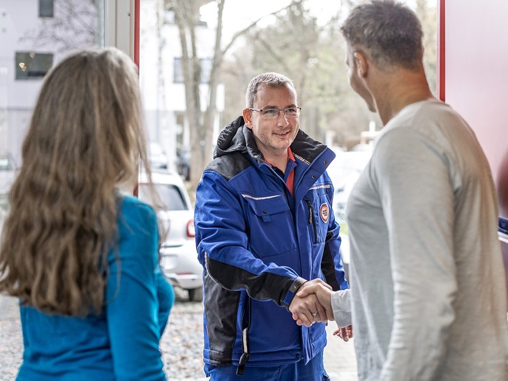 Willkommen: Wenn es nach der Bundesregierung geht, werden Heizungsfachbetriebe weiterhin genügend Aufträge für einen Anlagentausch bekommen. Damit dem so wird, hat sie die BEG-Förderung aufgestockt.