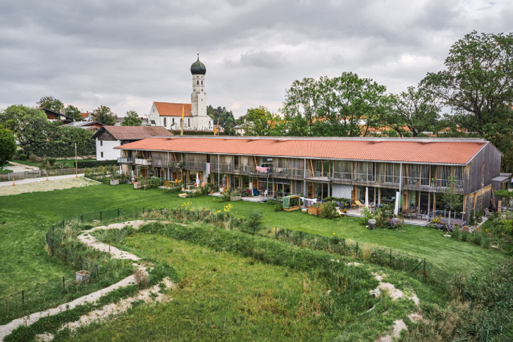 2017 baute die Baugemeinschaft Pallaufhof in Münsing am Starnberger See moderne Wohnungen für 24 Haushalte auf das Grundstück eines ehemaligen Bauernhofs. Dafür gab es jetzt den KfW Award Bauen 2021. - © KfW-Bildarchiv / Claus Morgenstern
