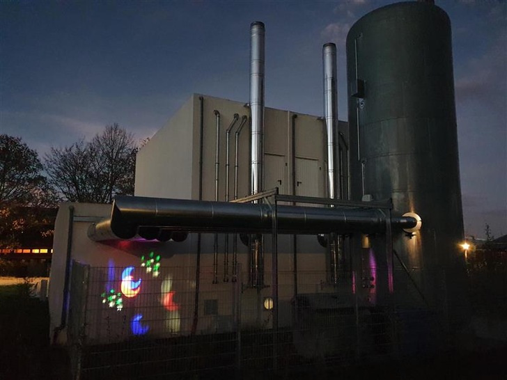 Die erste Heizzentrale der Nahwärmeversorgung in Markt Erlbach heizt mit Holzpellets, die zweite in Bau befindliche wird von einer Solarthermieanlage unterstützt.