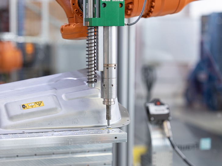 Roboter sollen Batterien aufschrauben und demontieren.