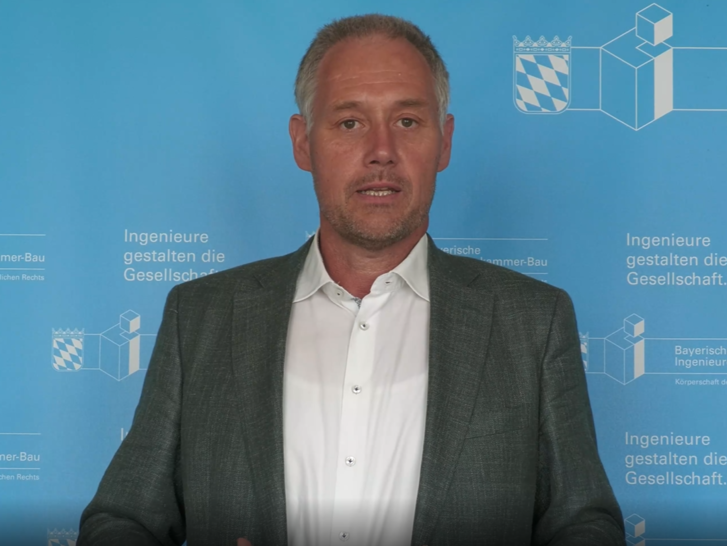 "Baustoffe im Stoffkreislauf zu halten, ist essenziell für weniger Ressourcenverbrauch", sagt Markus Hennecke, Vorstandsmitglied der Bayerischen Ingenieurekammer-Bau.