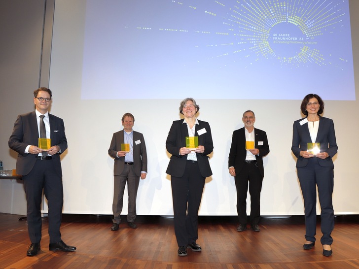 Ministerialdirektor Michael Kleiner (links), Universitätsrektorin Professor Kerstin Krieglstein (Mitte) und Freiburgs Bürgermeisterin Christine Buchheit (rechts) gratulierten den Leitern des Fraunhofer ISE Hans-Martin Henning (hinten rechts) und Andreas Bett.