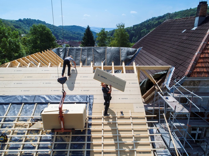 Die Holzfaserdämmplatten von GUTEX sollen ab September 2023 aus dem Gewerbepark Breisgau bei Freiburg kommen. Bislang produziert der Hersteller in Gutenburg bei Waldshut-Tiengen. - © GUTEX/Martin Granacher
