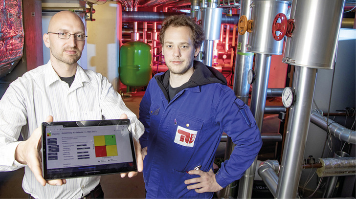 Oliver Buchin (links) und Heiner Wilkens vom Engito-Team präsentieren die im Forschungsprojekt entwickelte Web-App für das Anlagenmonitoring. - © Bild: TU Berlin/Christian Kielmann
 Oliver Buchin (links) und Heiner Wilkens vom Engito-Team präsentieren die im Forschungsprojekt entwickelte Web-App für das Anlagenmonitoring.