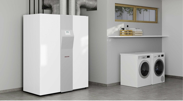 Die Luft-Wärme-Zentrale LWZ 8 CS vereint Lüftung, Wärmepumpe und Warmwasserspeicher.