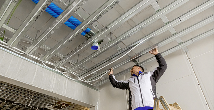 Die Kühldecke lässt sich an viele Grundrissformen anpassen. Wegen ihrer niedrigen Aufbauhöhe eignet sie sich sowohl im Neubau als auch im Bestand.