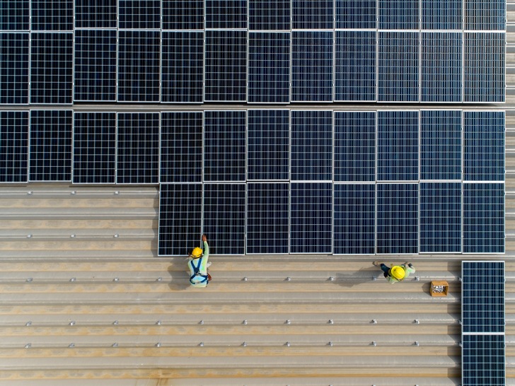 Solarpflicht in Niedersachsen: Ab 2023 werden Monteure die Dächer von neuen Nichtwohngebäuden mit Phovotoltaikmodulen belegen müssen.