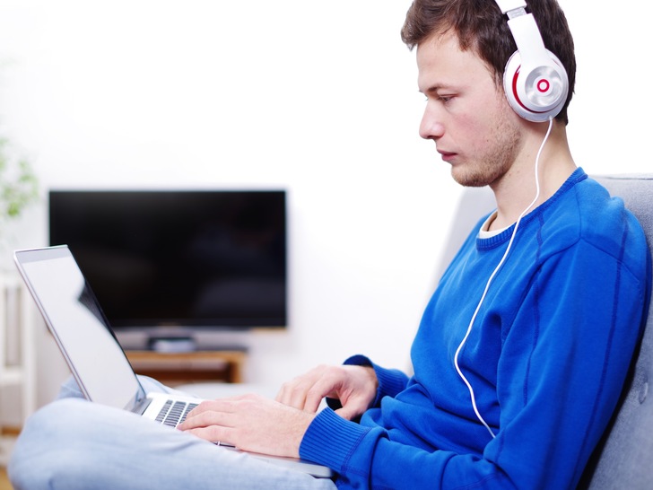 Streamen kostet Geld – und Energie: Bei einem 3,5-stündigen Videostream jeden Tag in hoher Qualität entstehen laut Verbraucherzentrale 65 Kilogramm Kohlendioxid pro Jahr. 250 Gigabyte gespeicherte Dateien in einer Online-Cloud, zum Beispiel als Backup einer Festplatte, verursachen 31 Kilogramm Kohlendioxid.