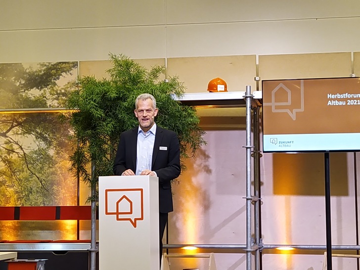 Frank Hettler von Zukunft Altbau begrüßte insgesamt über 600 Teilnehmer virtuell und einige vor Ort.