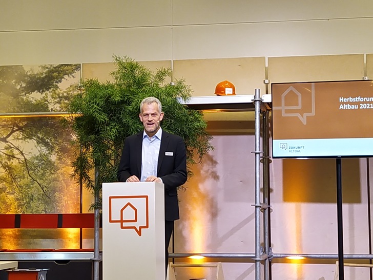 Frank Hettler von Zukunft Altbau begrüßte insgesamt über 600 Teilnehmer virtuell und einige vor Ort. - © Pia Grund-Ludwig / GEB
