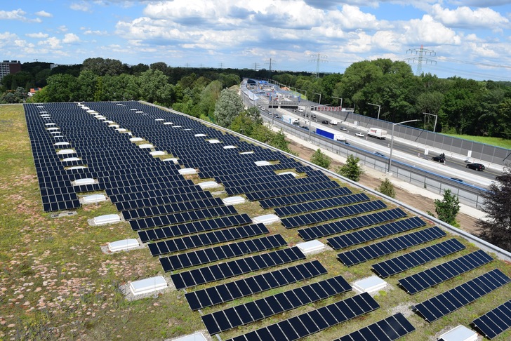 Auf einem Gründach kann man Solarthermie und PV kombinieren. - © BUGG
