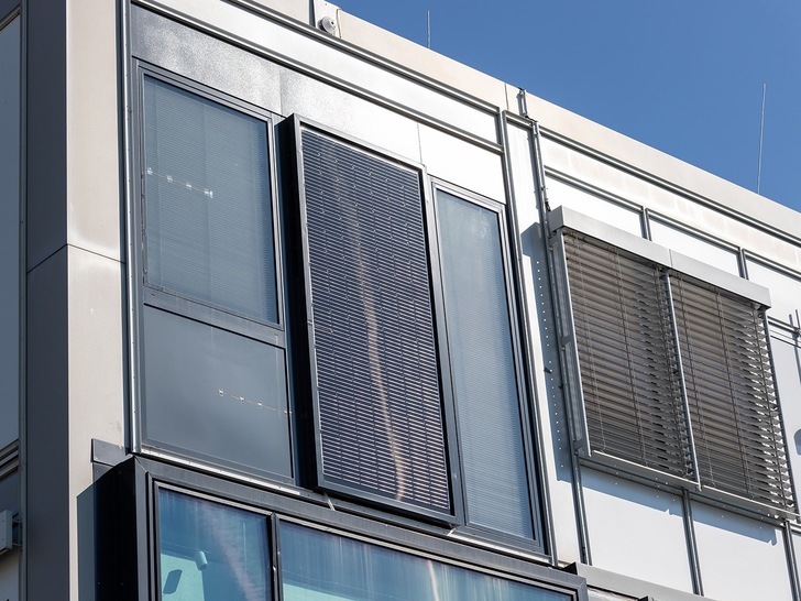 Das Fassadenmodul bedeckt ein raumhohes Photovoltaikelement. - © Fraunhofer
