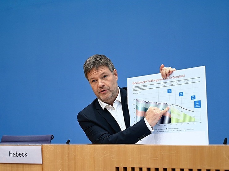 "Die bisherigen Klimaschutzmaßnahmen sind in allen Sektoren unzureichend", bemängelt Bundeswirtschaftsminister Robert Habeck die bisherige Klimapolitik bei der Pressekonferenz zur Eröffnungsbilanz Klimaschutz.  - © BMWi
