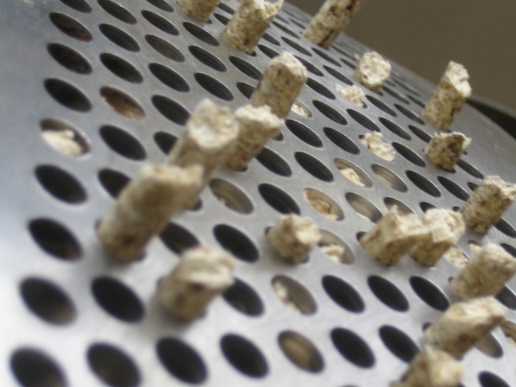Reststoffe aus der Holzverarbeitung werden getrocknet, zerkleinert und zu Pellets gepresst.