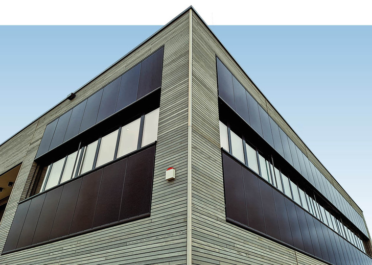 Photovoltaik auf dem Dach und an der Fassade bildet den Kern der Anlagentechnik bei diesem Nichtwohngebäude. - © Bild: Lars Klitzke
