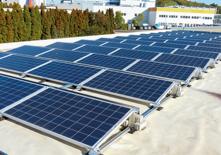1 Für die Installation von PV-Anlagen auf Flachdächern haben sich ballast­arme Montagesysteme etabliert – hier eine Lösung im Reihenverbund.