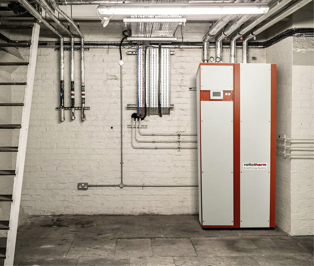 Mit einer Nennheizleistung von bis zu 16,6 kW kann die PVT-Wärmepumpe auch Einfamilienhäuser im Bestand heizen. - © Bild: Ratiotherm

