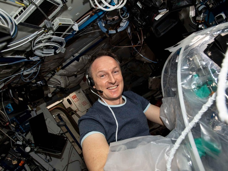 Der deutsche Astronaut untersucht Beton in der Schwerelosigkeit. Testlabor ist eine Handschuhkiste – damit die Raumstation ISS sauber bleibt. - © ESA / NASA
