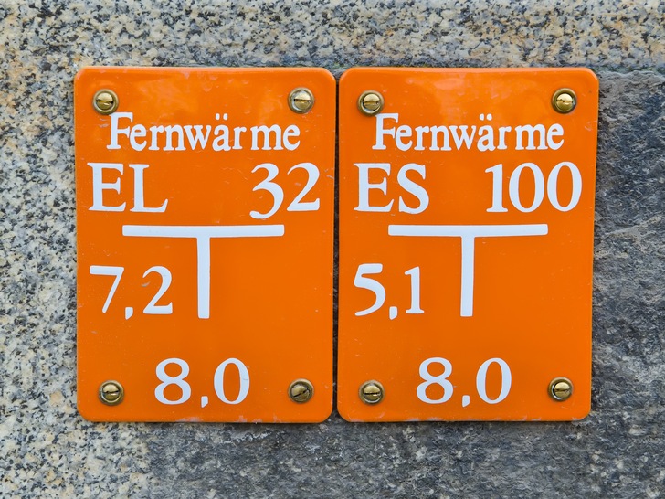 Hinweisschild Fernwärme - © Bumann - stock.adobe.com
