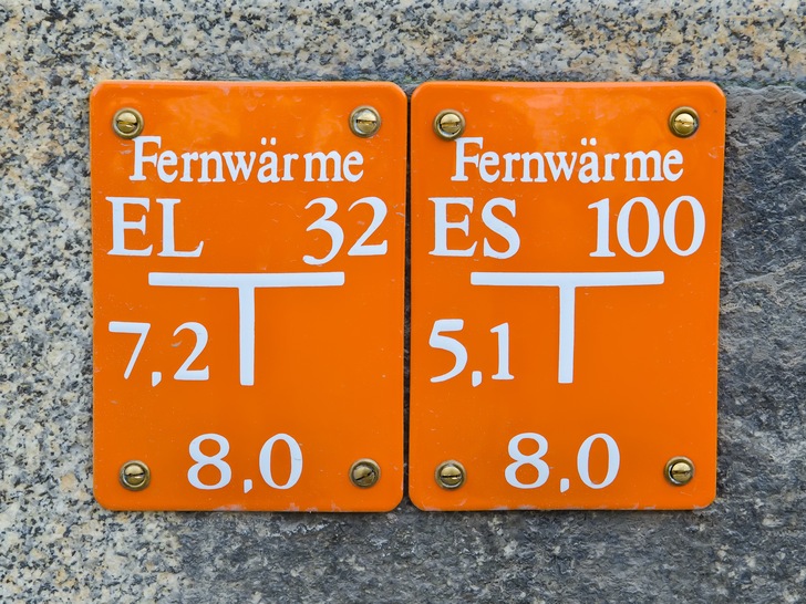 Hinweisschild Fernwärme