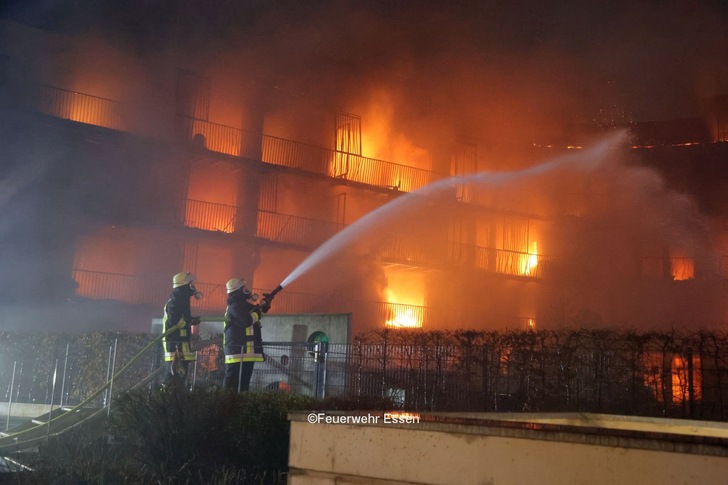 Die rasche Brandausbreitung geht vornehmlich auf die starken Windböen zurück. Die problematische Brandlast an der Fassade waren die mit Holzböden und Kunststoffbekleidungen ausgestatteten Balkone. Aufgrund der großen Fenster konnten die Flammen schnell auf die Wohnungen übergreifen. - © Feuerwehr Essen
